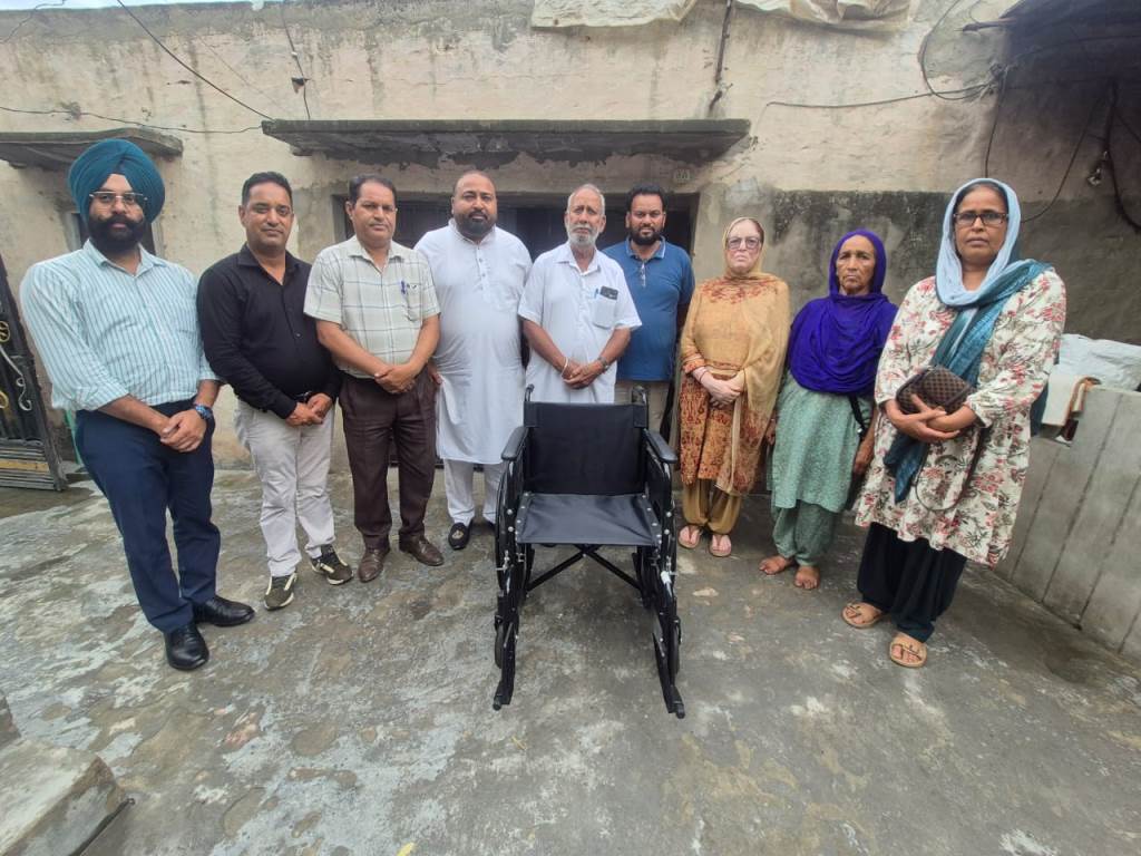 Raju Brothers Welfare Society presents wheelchair to a challenged woman celebrates birthday through social service